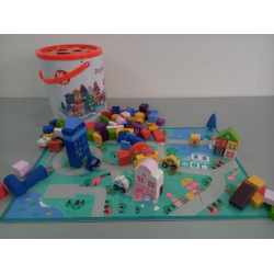 Едукативна дрвена играчка - Кофа со дрвени коцки и подлога Град 153 парчиња ЈТ-001-32